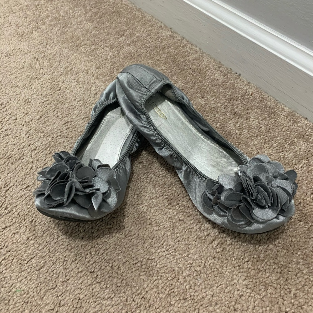 Women’s silver bow flats size 8